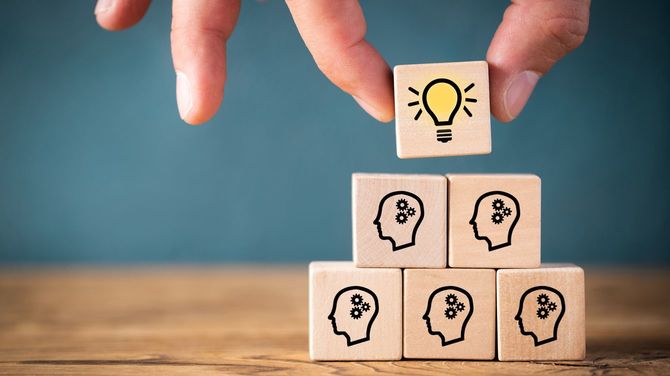 積み上げられたブロックのうち、アイデアが光っているブロックを取る