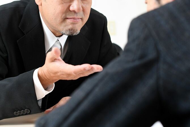 話し合うビジネスマン