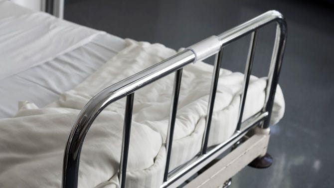 病院のベッド
