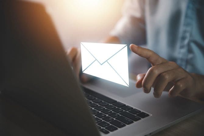 ラップトップからメールを送る実業家