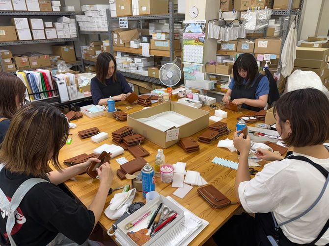 縫製完了した商品を徹底して検品する最終工程