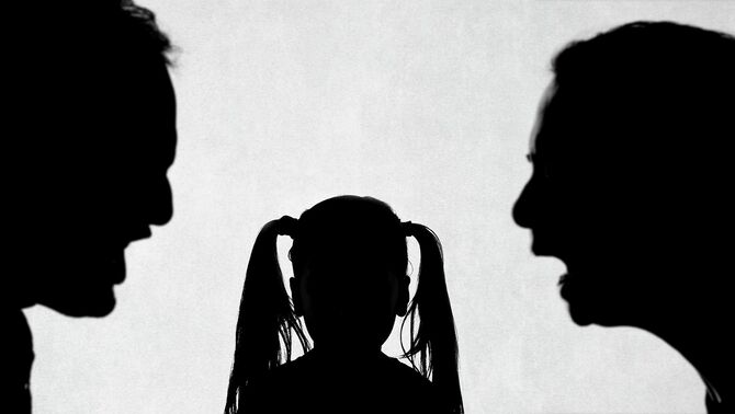 喧嘩する親のシルエット