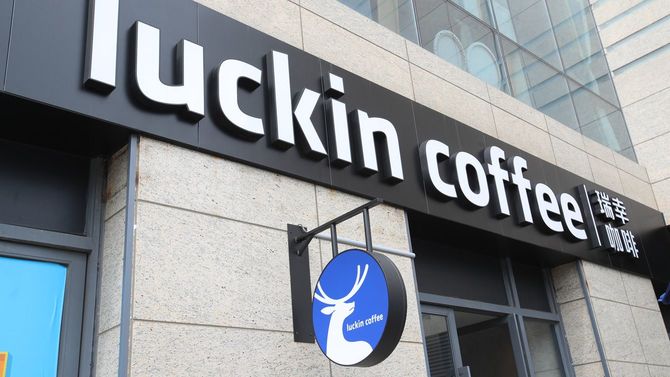 2019年7月12日、中国雲南省昆明市にある中国のコーヒー新興企業「ラッキンコーヒー」のカフェの様子。