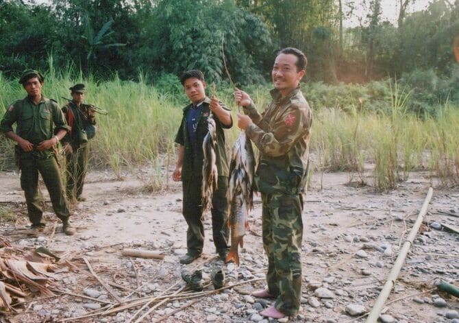 ミャンマーのカチン軍兵士と魚を取る高野さん。