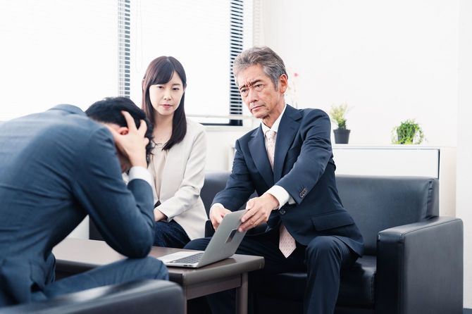 上司に注意されているビジネスマン