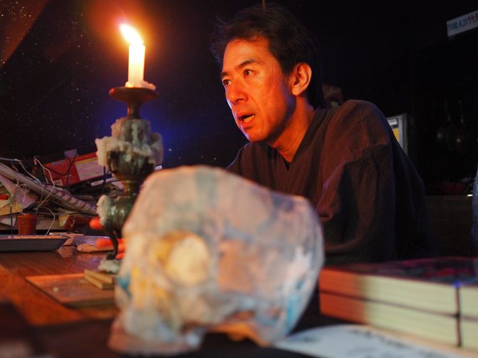 怪談話を丁寧に聞き取る宇津呂さん