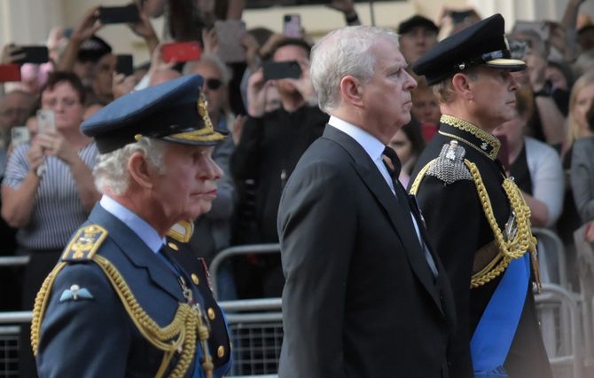 バッキンガム宮殿からウェストミンスター・ホールまで葬送行進するチャールズ国王