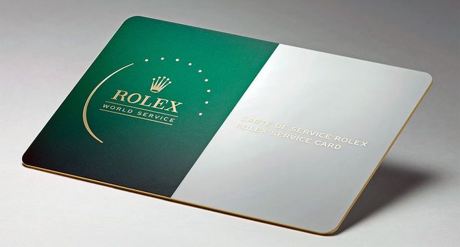 ロレックスでオーバーホールを終えた時計に付帯するロレックス サービスカード。2年間の国際保証が付き、スマートフォンにカードをかざすと時計の情報にアクセス可能（非対応機種あり）。