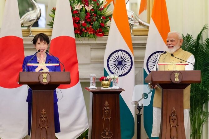 共同記者発表に臨む高市早苗首相とインドのナレンドラ・モディ首相