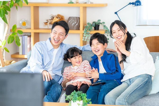 テレビを見ている家族