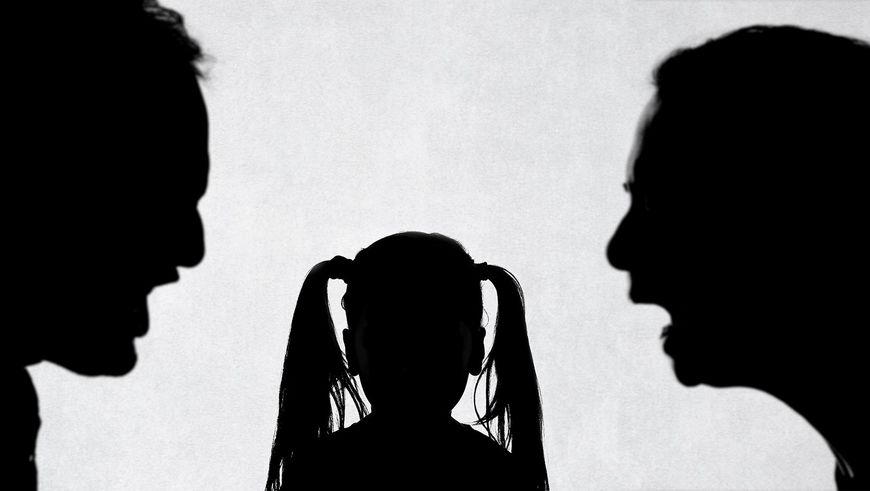 喧嘩する親のシルエット