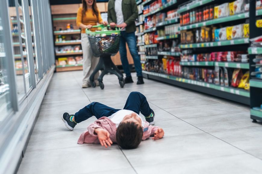食料品店で癇癪を起こしている小さな男の子