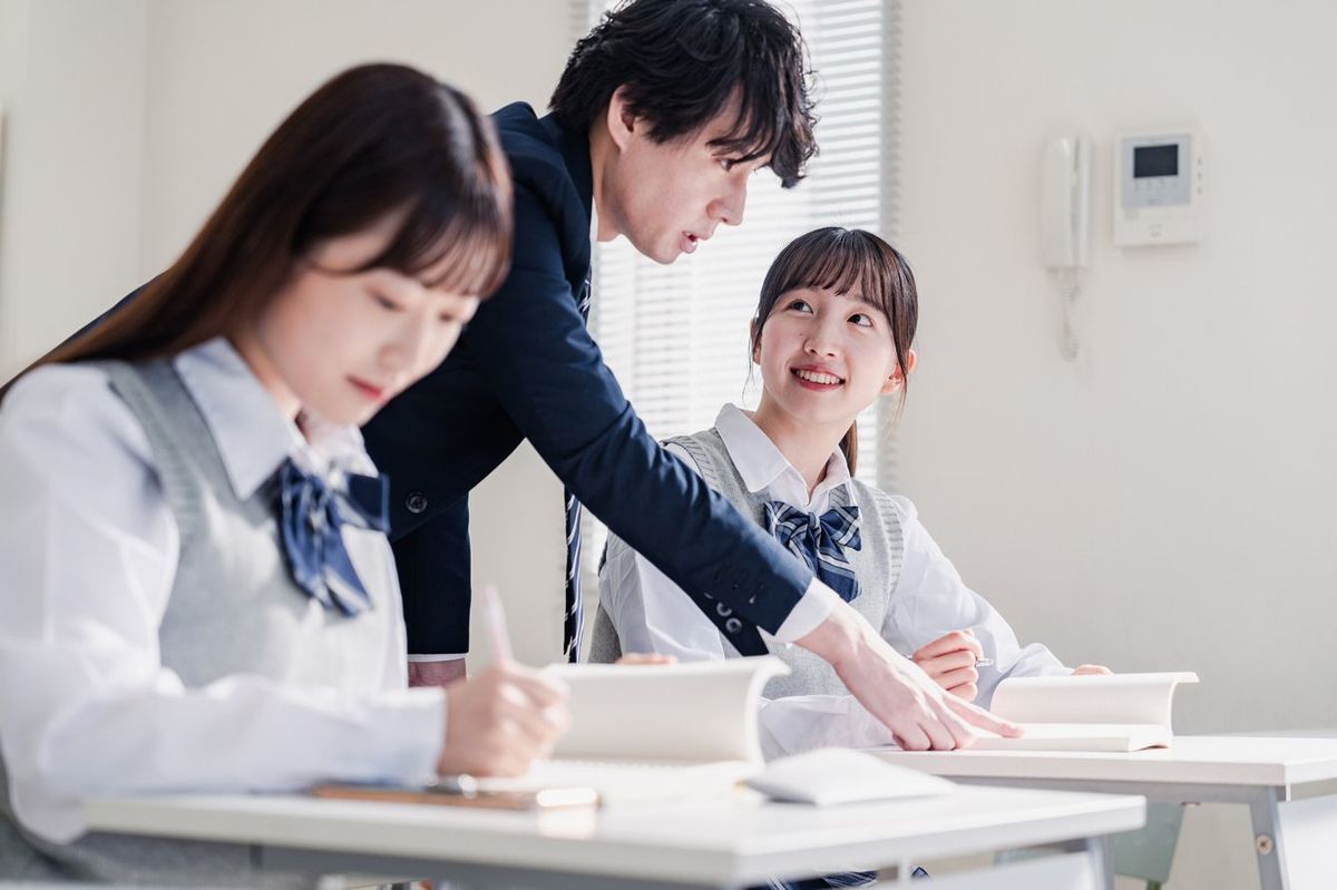 生徒の質問に答える教師