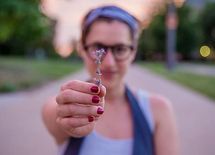 新たな国民病!? 20代、30代でも「スマホ老眼」急増中