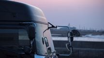 トラックの｢迷惑な路上駐車｣には理由があった…低賃金でも長時間労働でもない｢ドライバーの不満｣第1位