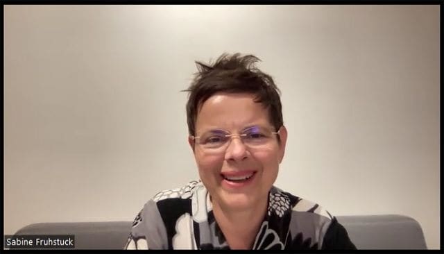 オンラインでインタビューに応じるフリューシュトゥック教授