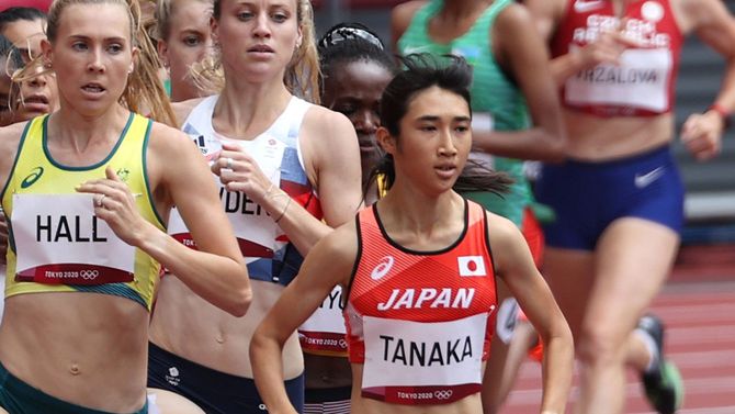 陸上女子1500メートル予選で力走する田中希実（手前）＝2021年8月2日、東京・国立競技場