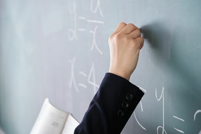 黒板に数学の解答を書く手