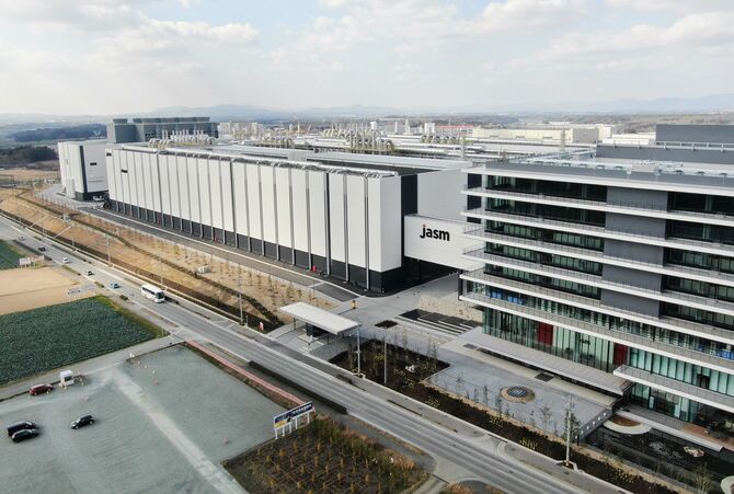 半導体受託製造最大手の台湾積体電路製造（TSMC）の熊本第1工場。運営するのは子会社のJASM＝2024年2月10日、熊本県菊陽町［小型無人機より撮影］