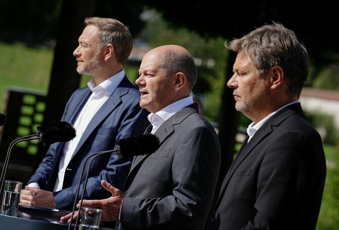会議の最後に行われたメセベルク宮殿の外での会見（左から）リントナー財務相、ショルツ首相、ロベルト・ハーベック経済・環境保護相＝2022年08月31日