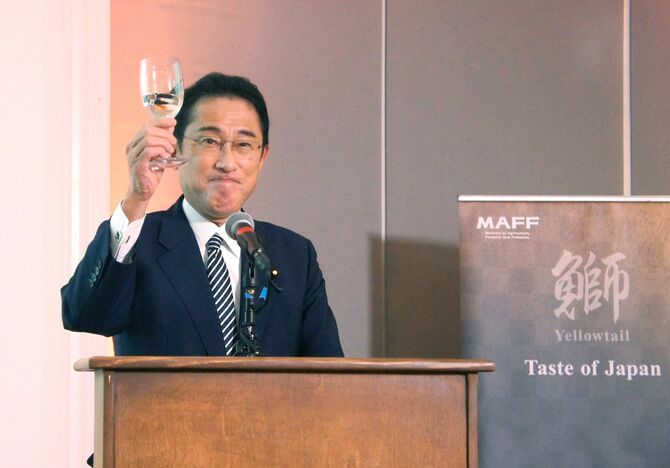 アメリカ・ニューヨークで開かれた日本食PRイベントで乾杯の音頭を取る岸田文雄首相（2022年9月21日）