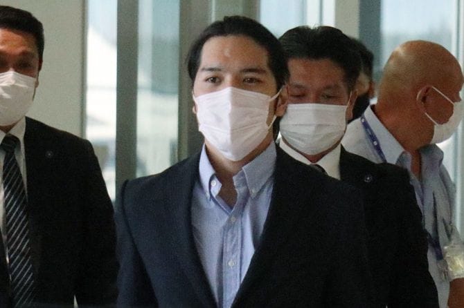 成田空港に到着した小室圭さん。9月27日撮影