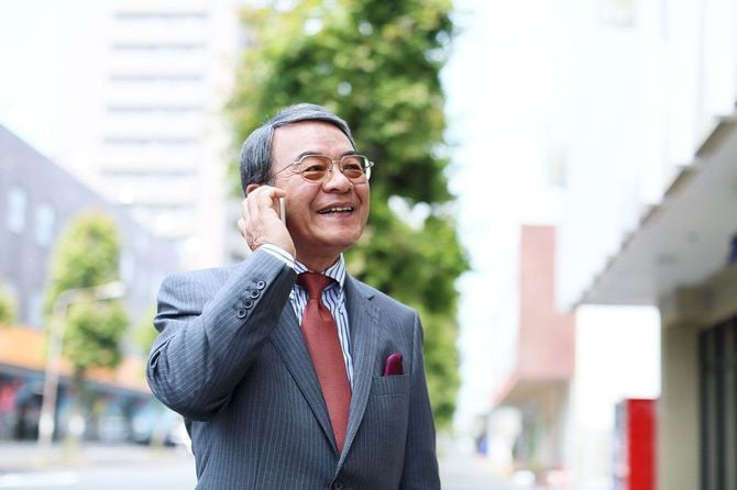 電話で話すシニアビジネスマン