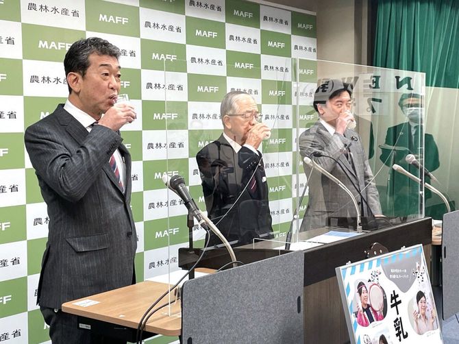 乳製品をアピールする金子農林水産相ら