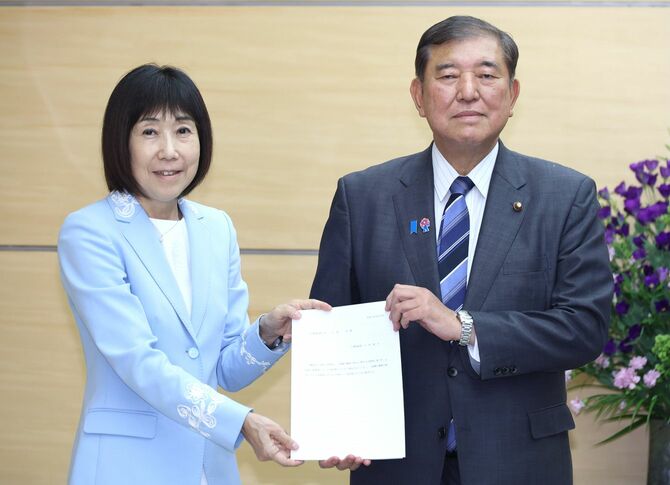 川本裕子人事院総裁(左)から勧告を受け取る石破茂首相=2025年8月7日、首相官邸