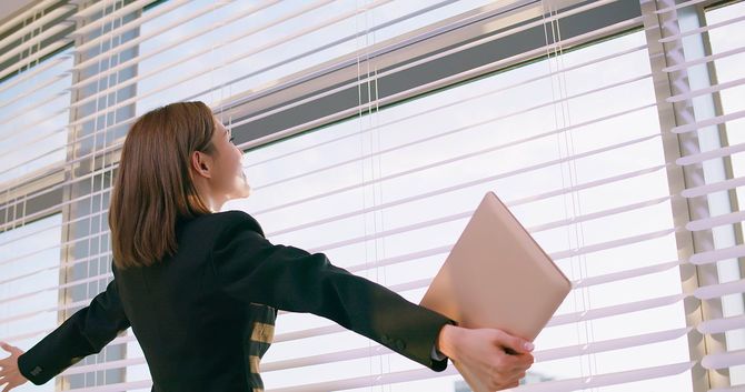 アジアのビジネスウーマンはリラックスして感じる