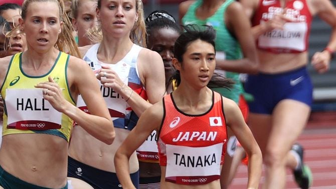 陸上女子1500メートル予選で力走する田中希実（手前）＝2021年8月2日、東京・国立競技場