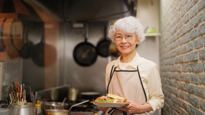 レストランカフェの厨房で働くシニア女性