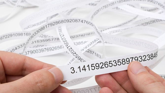 研究者がπのプリントされた紙の冒頭部分を手に持っている