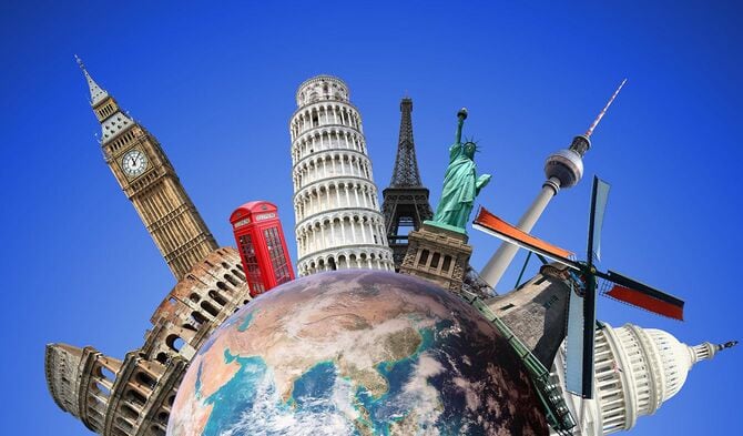 地球の上に世界のランドマークが載っている