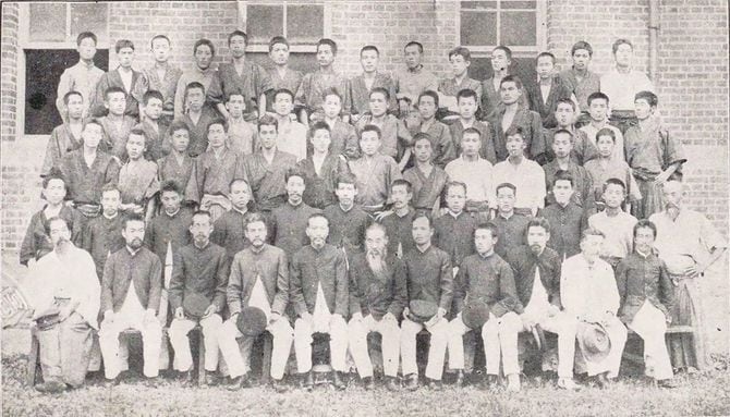 旧制第五高等中学（熊本県）明治27年7月卒業生。最下段右から二人目がラフカディオ・ハーン