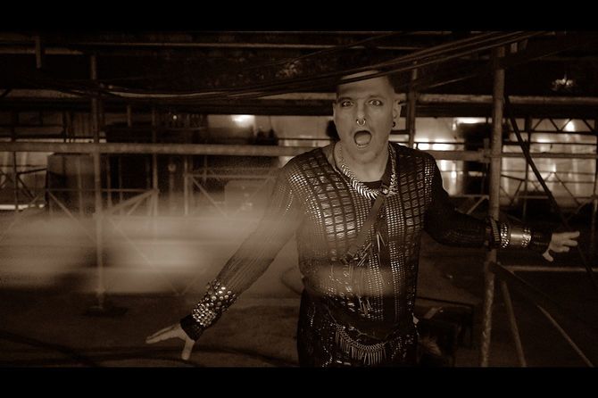 クルーズさんの日本語オリジナル曲「マシン・ドリーマー」PVより