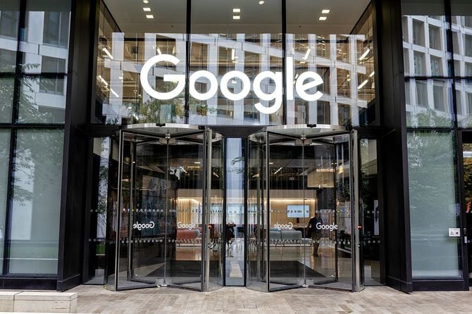 入り口の上にブランド名を持つGoogle本社