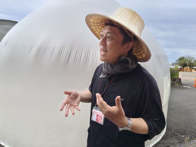インスタントハウスの前で説明する名古屋工業大学教授の北川啓介さん