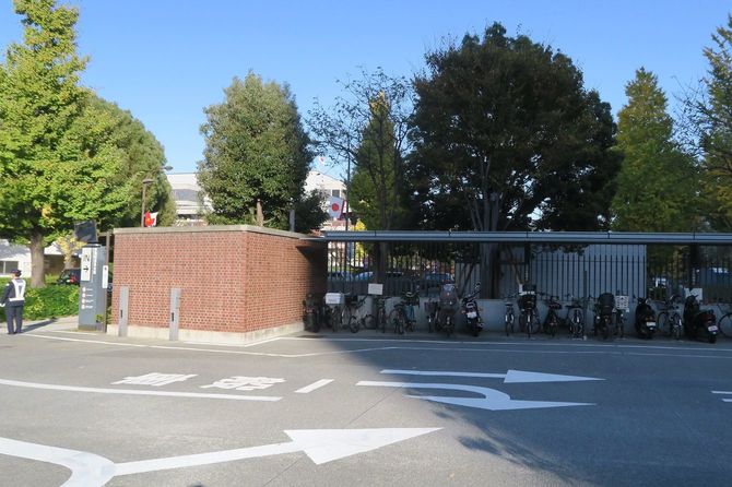 参院議員会館の駐輪場、入り口には警備を担当する衛視の姿も