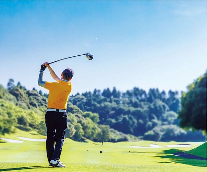 ティーショットを打つ人