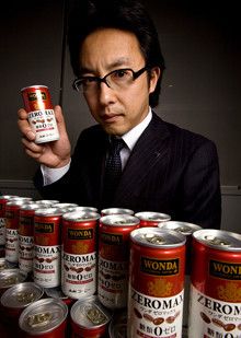 <strong>アサヒ飲料 小松秀児</strong>●マーケティング部コーヒーチームリーダー。1993年入社。首都圏支社新宿支店での営業を振り出しに、96年マーケティング部商品開発に移り、健康飲料を担当。その後は営業を経て、2004年から現在のコーヒーチームで活躍、08年1月現職に。「ワンダ」ブランド缶コーヒーを一手に仕切る。