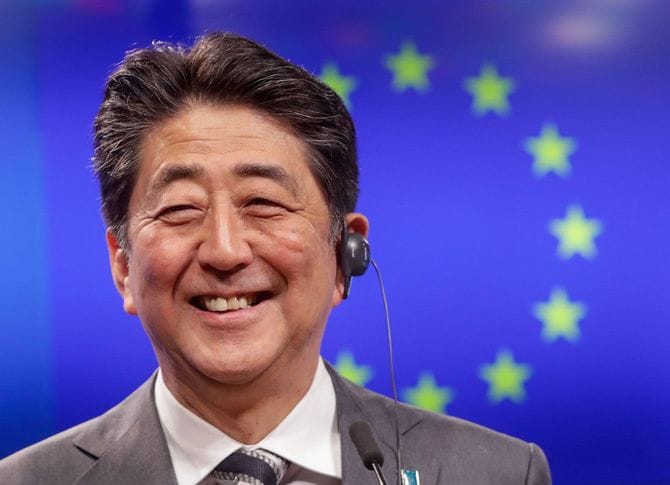 2019年4月25日、ベルギー・ブリュッセルの欧州理事会において、EU・日本首脳会談終了後に欧州理事会議長および欧州委員会委員長と共同記者会見を行う安倍晋三首相