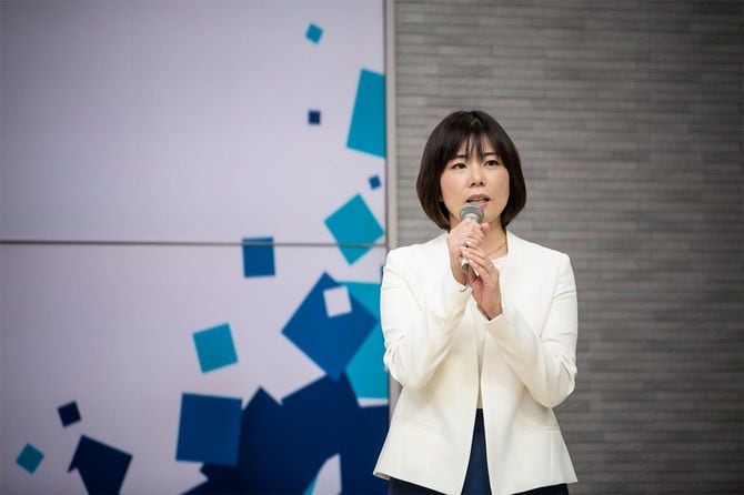 2021年1月20日の新体制発表会で挨拶する社長の髙田春奈氏