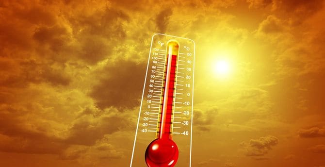 禍々しい空と45度を超えている温度計