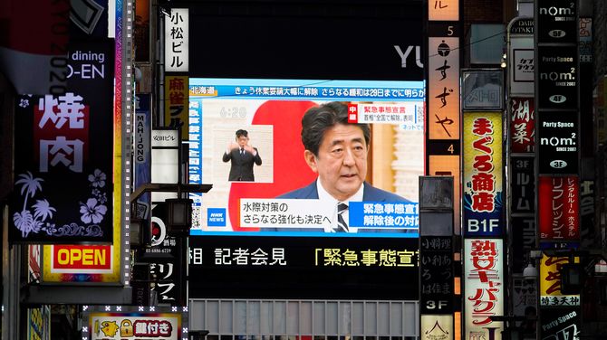 政府は25日、新型コロナウイルス感染症対策本部を首相官邸で開き、東京、神奈川、埼玉、千葉、北海道の5都道県で続いていた緊急事態宣言について、月末の期限を待たず解除した。宣言の全面解除は約1カ月半ぶり（東京都新宿区）