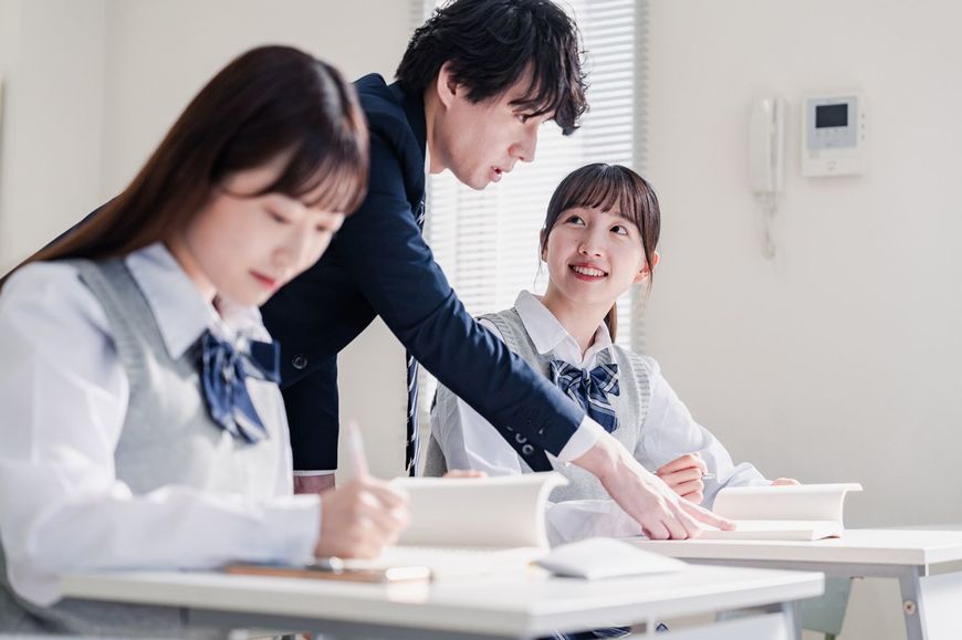 生徒の質問に答える教師