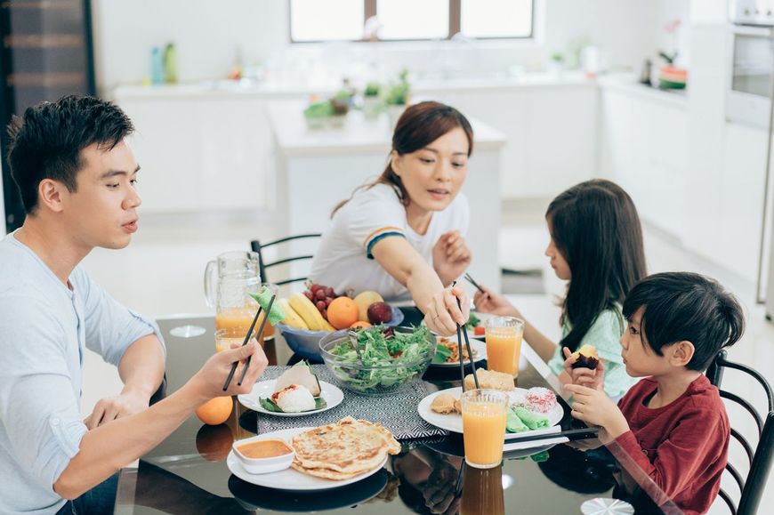 食事をする家族