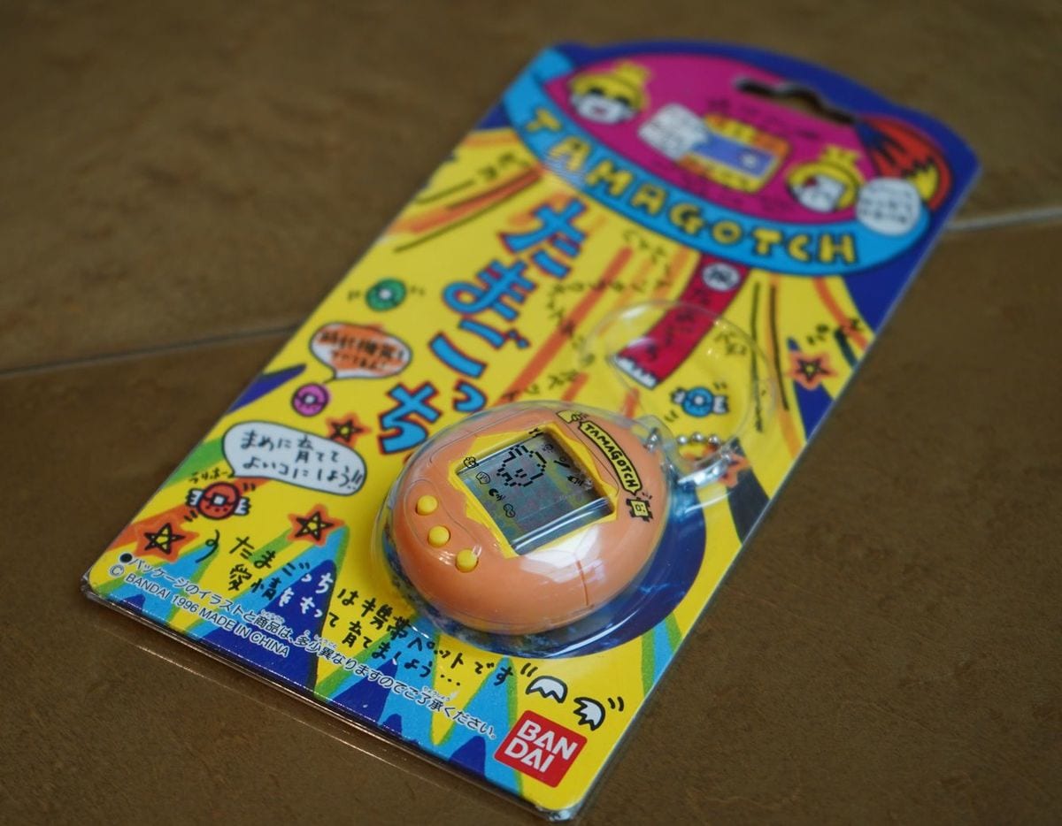 一世を風靡したバンダイのたまごっちです一番最初に発売されたものです たまごっちの歴史 | Tamagotchi Smart（たまごっちスマート