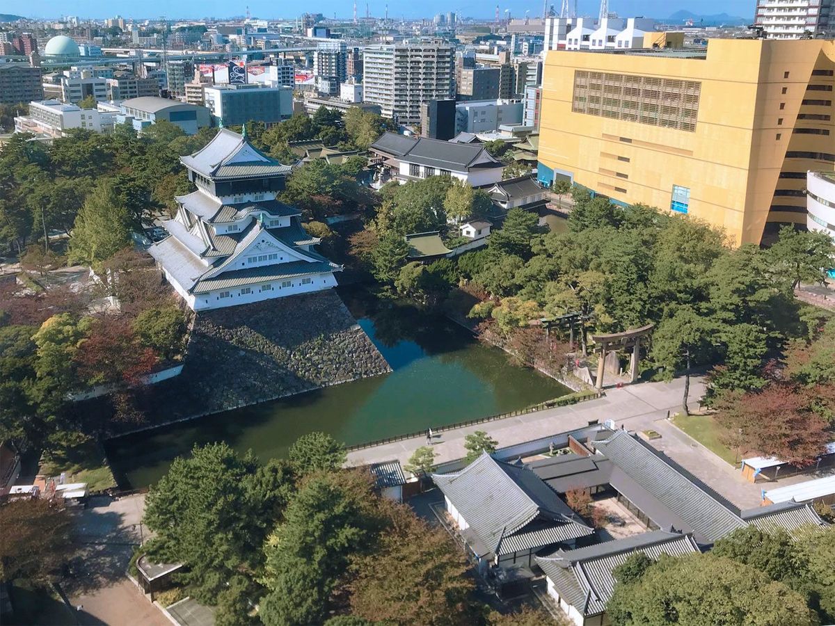 北九州市役所から望む小倉城庭園