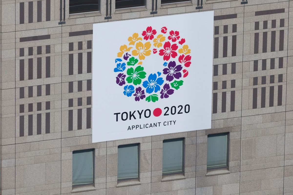 東京新宿の都庁ビルに掲げられる2020年夏季オリンピックのロゴ
